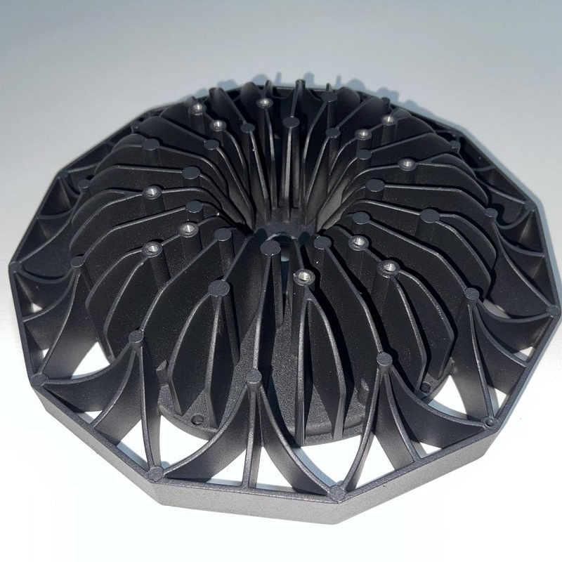 Quali sono le differenze nella selezione dei materiali per i getti di die tra apparecchi di illuminazione interni ed esterni?