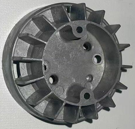 Quali problemi possono verificarsi se lo spessore delle pareti dei pressofusi degli apparecchi di illuminazione è troppo sottile?